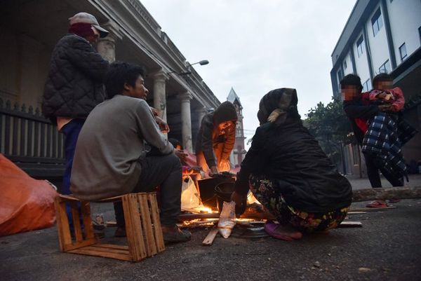 Frío polar: Algunos grupos en situación de calle no quieren ir a albergues habilitados - Nacionales - ABC Color