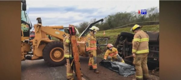 Chofer pierde la vida tras vuelco de su camión | Noticias Paraguay