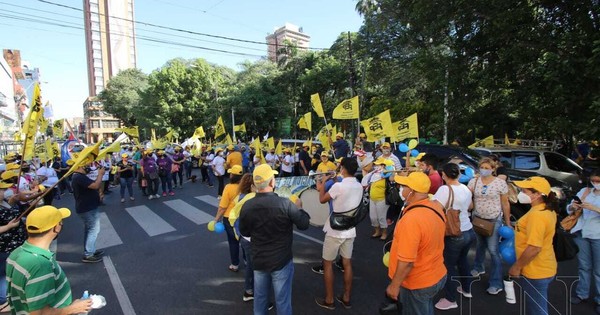 La Nación / Docentes se movilizan contra el recorte presupuestario al MEC