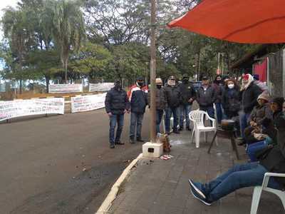 Trabajadores de empresa contratista de Itaipu siguen movilizados ante falta de respuestas - La Clave