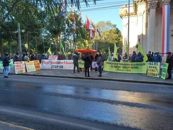 Docentes se manifiestan por “tijerazo”de Hacienda