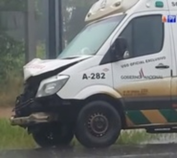 Ambulancia y motocarro chocan en Yaguarón: Murió el paciente - Paraguay.com