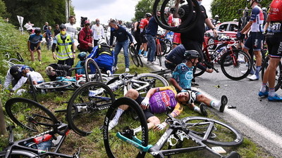 Caos total: Espectadora causa masiva caída de los ciclistas que participaban en el Tour de Francia