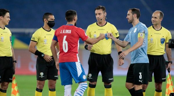 'Le atropelló Romero'; el flojo análisis del VAR en el penal para Uruguay