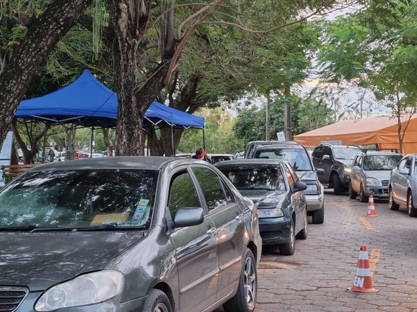 Destacan masiva concurrencia de personas a los vacunatorios, pese a las bajas temperaturas | Ñanduti