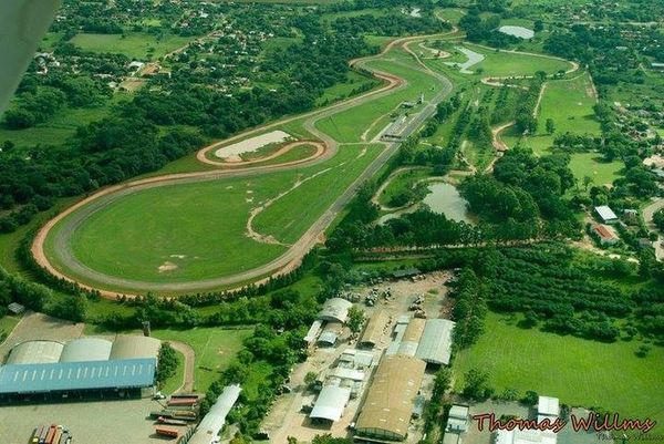 Salud prevé inaugurar megavacunatorio en autódromo Aratirí de Capiatá | OnLivePy