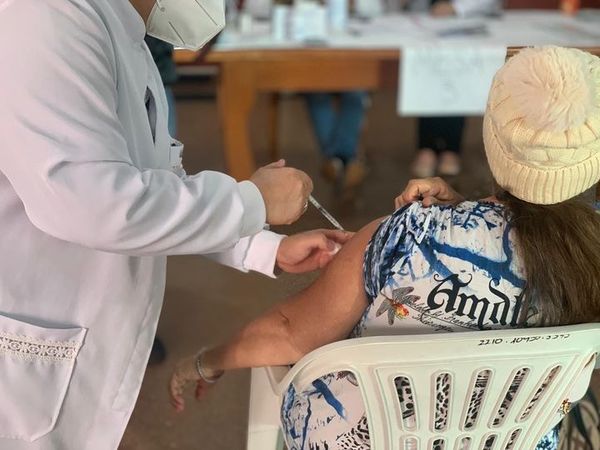 Destacan concurrencia de personas de más de 50 años en vacunatorios de Alto Paraná - La Clave