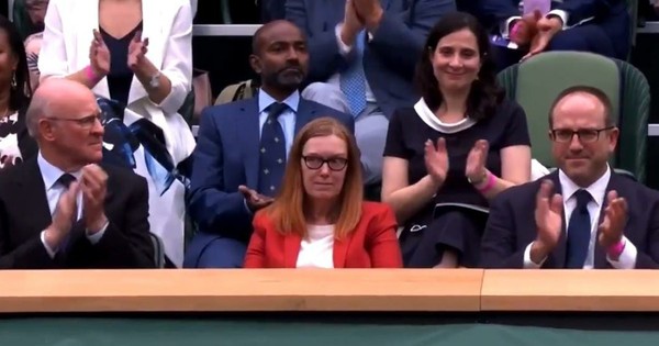 La Nación / Científica que desarrolló la vacuna de Oxford-AstraZeneca fue ovacionada en Wimbledon