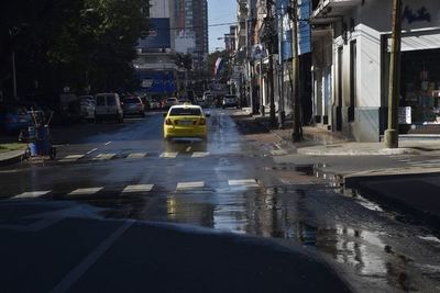 Caños rotos de Essap riegan el casco céntrico y otras zonas de Asunción - Nacionales - ABC Color