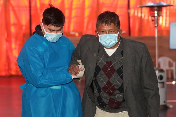 Crónica / HISTORIAS DE ALBERGUES: Boliviano perdió todo y vive solo, rondando por el Mercado