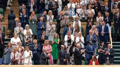 Wimbledon ovaciona a creadores de vacuna contra el covid-19