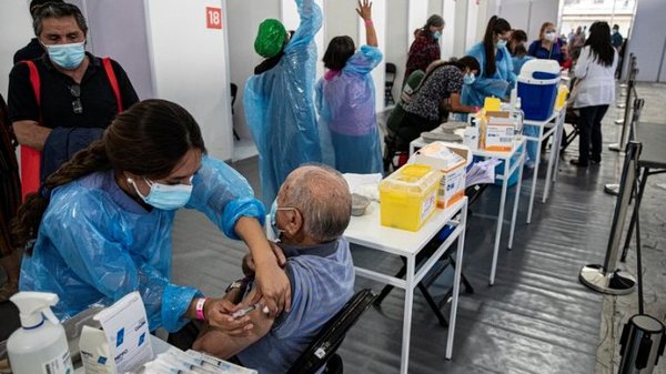 Piñera anuncia que Chile ya cuenta con las vacunas suficientes para una eventual tercera dosis | .::Agencia IP::.