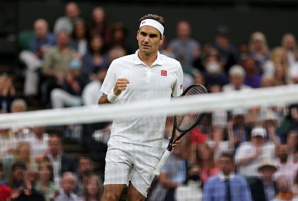 Federer se lleva un susto, pero pasa a segunda ronda de Wimbledon