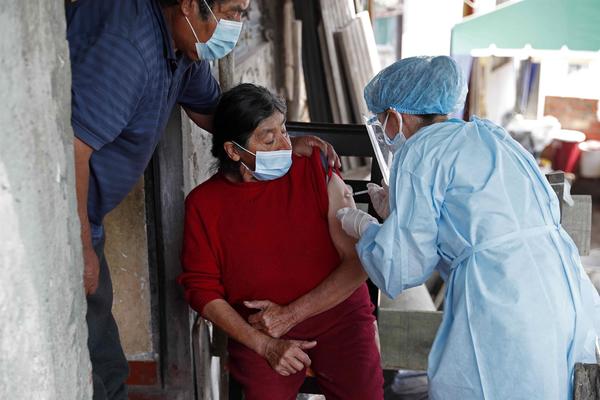 Perú pone pie en el acelerador para vacunar a 8 millones de personas en julio | El Independiente