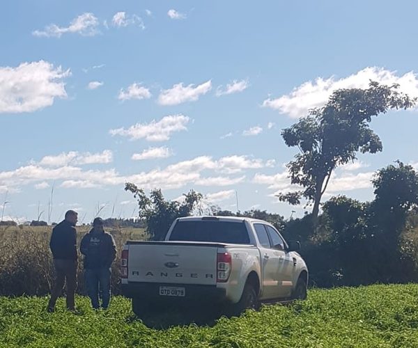 Abandonan vehículo tras persecución policial