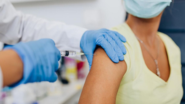 Intiman a Salud a vacunar a joven con tumor contra el Covid-19