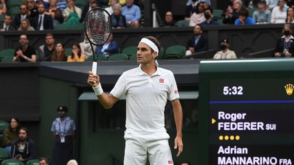 Federer, con justeza, avanza de ronda en Wimbledon