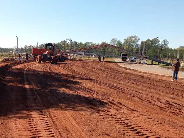 Pavimentan acceso al futuro megavacunatorio en el ex Aratirí | .::Agencia IP::.