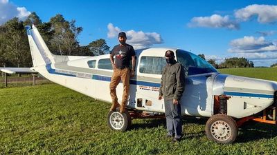 Mecánicos itapuenses convierten en auto una avioneta en desuso