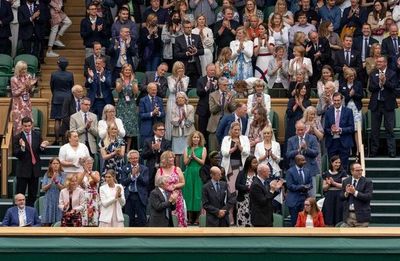 Ovación en Wimbledon a la ‘madre’ de la vacuna anticovid - Soy un viral - ABC Color