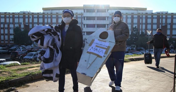 La Nación / Sindicatos de Clínicas marcharán mañana hasta el Ministerio de Salud