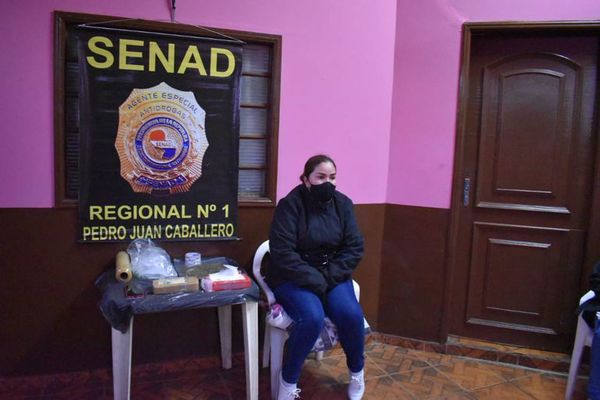 Hallan cerca de 2 kilos de cocaína y detienen a una mujer tras allanamiento - Nacionales - ABC Color