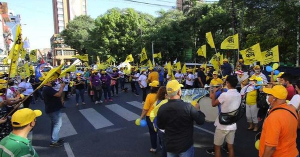 La Nación / Docentes, contra el recorte presupuestario