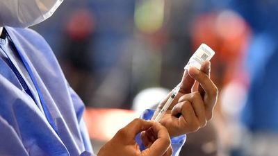 Analizan uso de una dosis de  AstraZeneca y otra de Pfizer