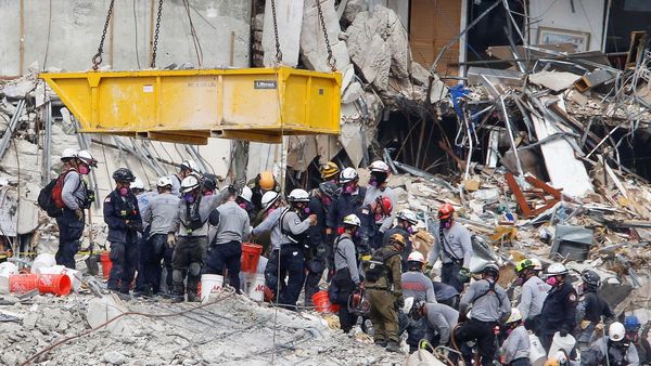 Sube a 12 el número de víctimas en derrumbe de edificio en Miami