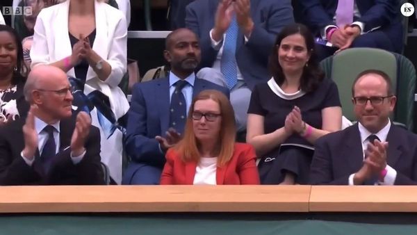 En Wimbledon ovacionan a creadora de vacuna AstraZeneca