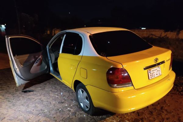 Policía recupera vehículo robado tras persecución, pero ladrón se fuga - Nacionales - ABC Color