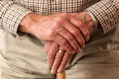 Denuncian que abogada intentó adueñarse de la casa de un abuelito con documentos falsos - Noticiero Paraguay