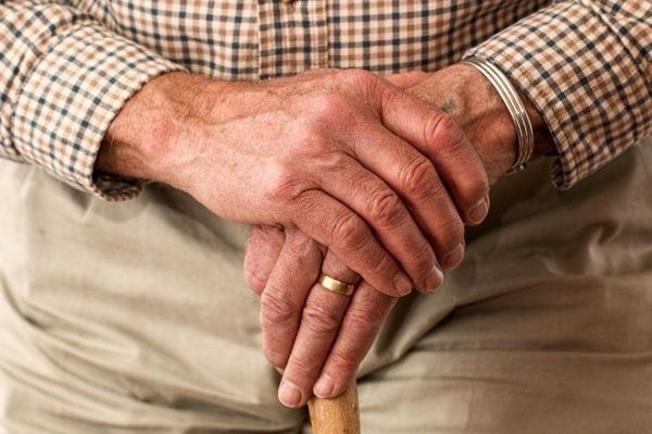 Denuncian que abogada intentó adueñarse de la casa de un abuelito con documentos falsos - Noticiero Paraguay