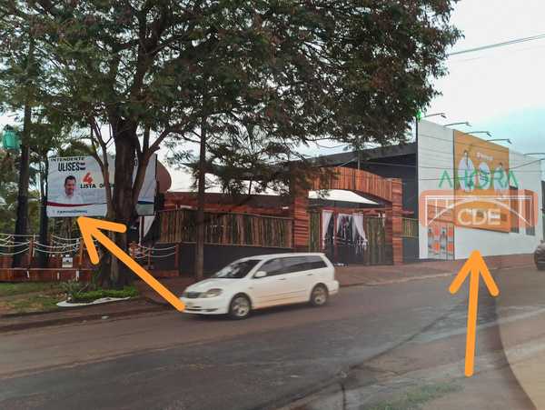 Cuestionado BAR pone carteles de ULISES y PRIETO en su edificio