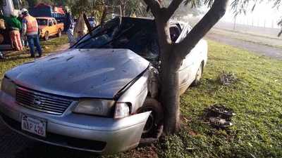 AUTOMOVILISTA IMPACTA CONTRA UN ÁRBOL POR AVDA ROA BASTOS