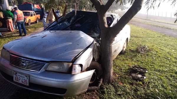 AUTOMOVILISTA IMPACTA CONTRA UN ÁRBOL POR AVDA ROA BASTOS