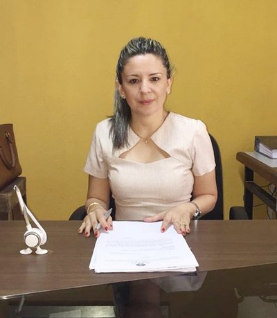 Procesan a una mujer que transfirió por escribanía una propiedad ajena - La Clave