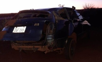 Automóvil vuelca y su conductor huye