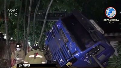 Mujer falleció tras choque de camión sin freno en Pedrozo