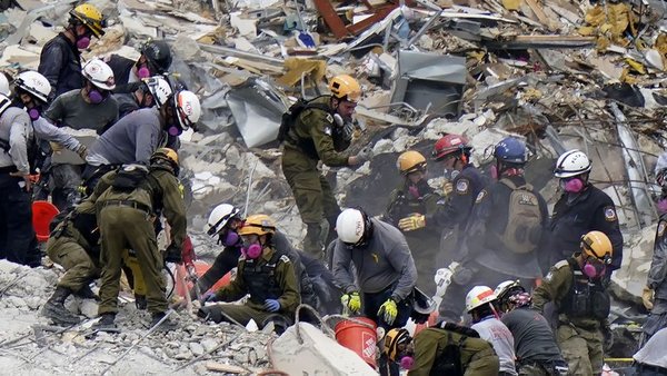 Las unidades de rescate israelíes que trabajan en el derrumbe de Miami creen que “cualquiera puede estar vivo” | .::Agencia IP::.