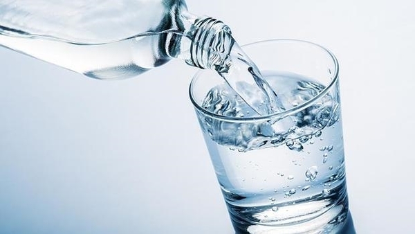Salud aconseja el consumo diario de agua, pese a las bajas temperaturas