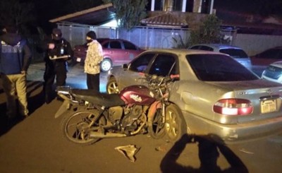 Motociclista ebrio chocó contra un automóvil que le salió al paso