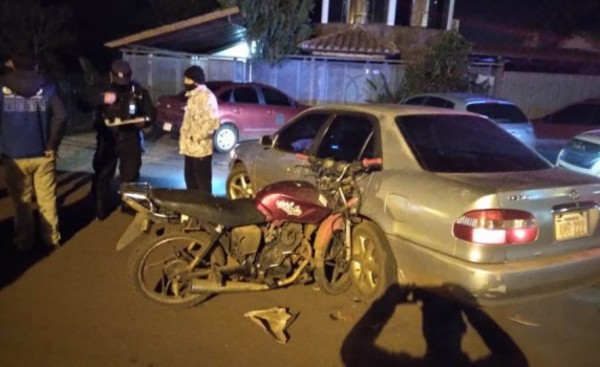 Motociclista ebrio chocó contra un automóvil que le salió al paso