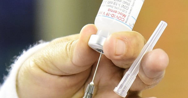 La Nación / Denuncian extravío de frascos de la vacuna Moderna en Lambaré