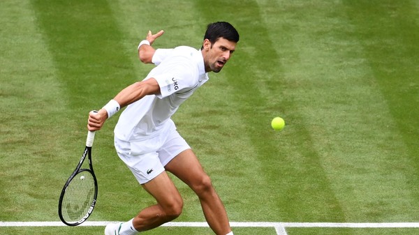 Djokovic, sin complicaciones, avanza en Wimbledon