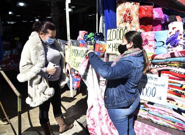 Un clásico del invierno: el “Paseo de los bolivianos” se llena de ofertas para combatir el frío - Nacionales - ABC Color