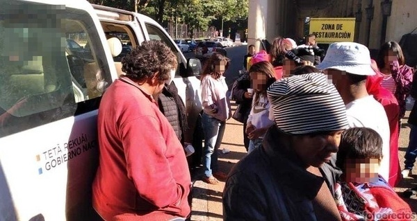 Niños y adultos indígenas pasan frío, pero sus líderes rechazan ofrecimiento de un albergue