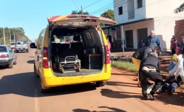 Sufren heridas y contusiones tras caer de una moto