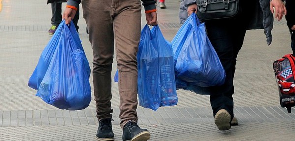 Inicia sustitución de bolsas de plástico en supermercados y comercios. Las “reutilizables” costarán G 200 cada una - ADN Digital