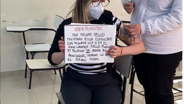 Joven con tumor recibe vacuna y critica privilegios de políticos